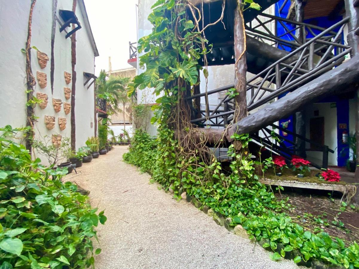 Casa Caribe Канкун Экстерьер фото A street in the old town