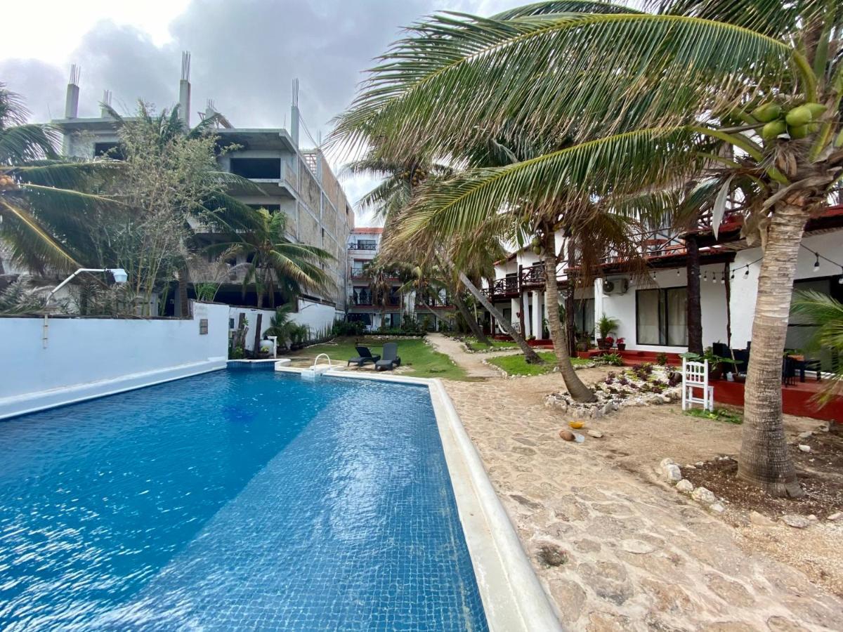 Casa Caribe Канкун Экстерьер фото A pool at a hotel in San Juan del Sur