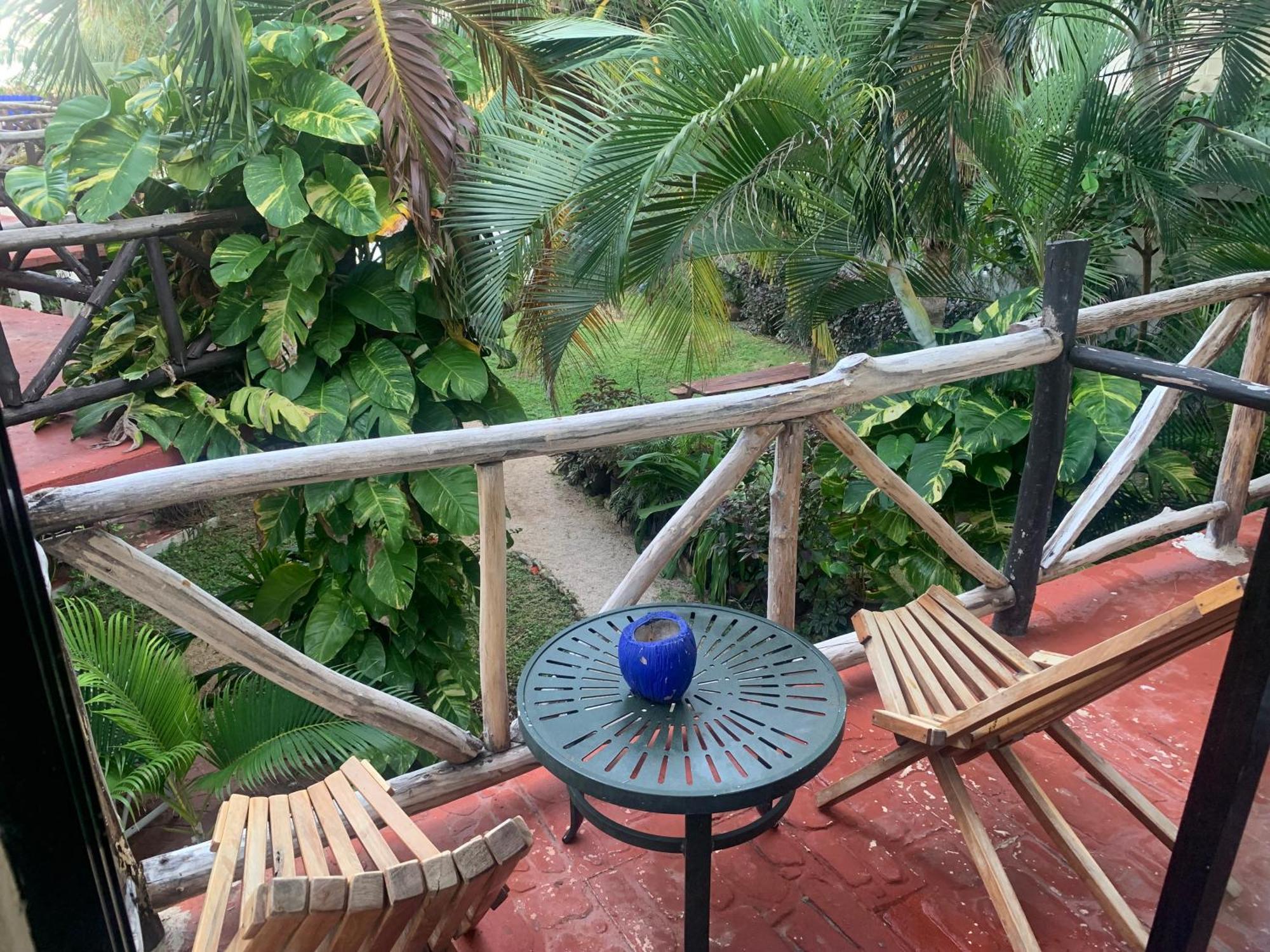 Casa Caribe Канкун Экстерьер фото A view of the balcony of a room at the hotel