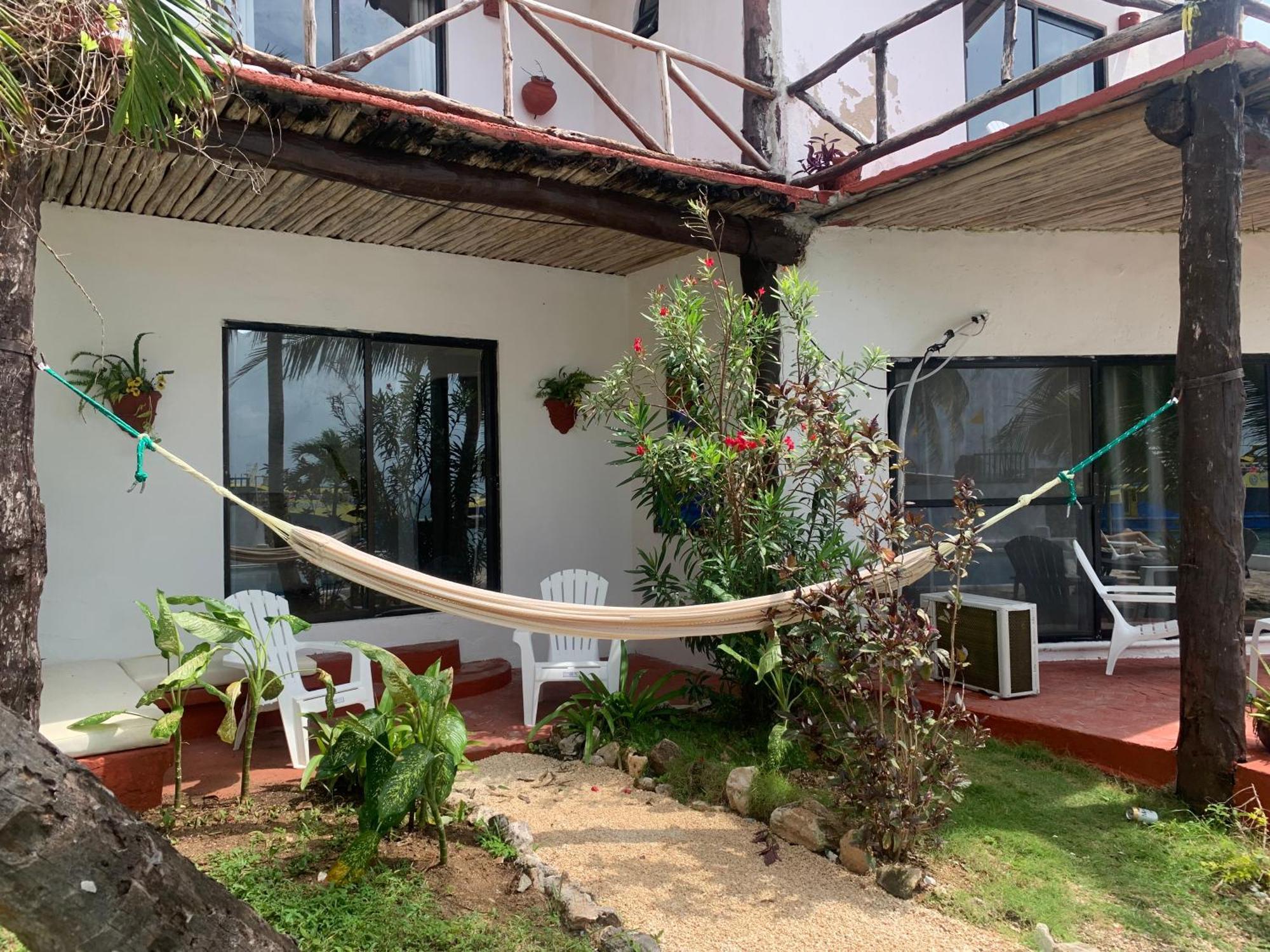 Casa Caribe Канкун Экстерьер фото A hammock in a hotel in San Juan del Sur, Nicaragua