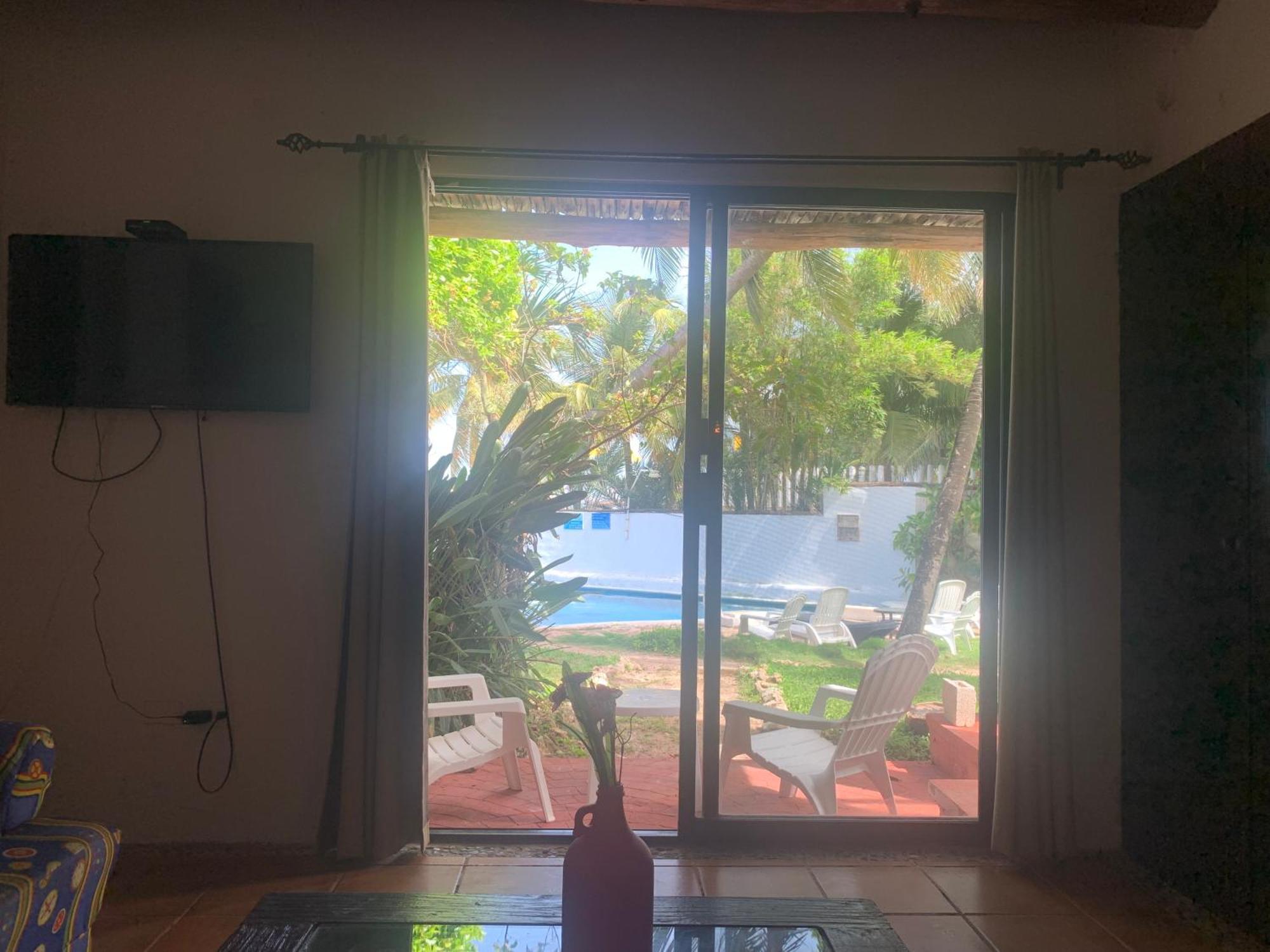 Casa Caribe Канкун Экстерьер фото A view of the pool from the living room