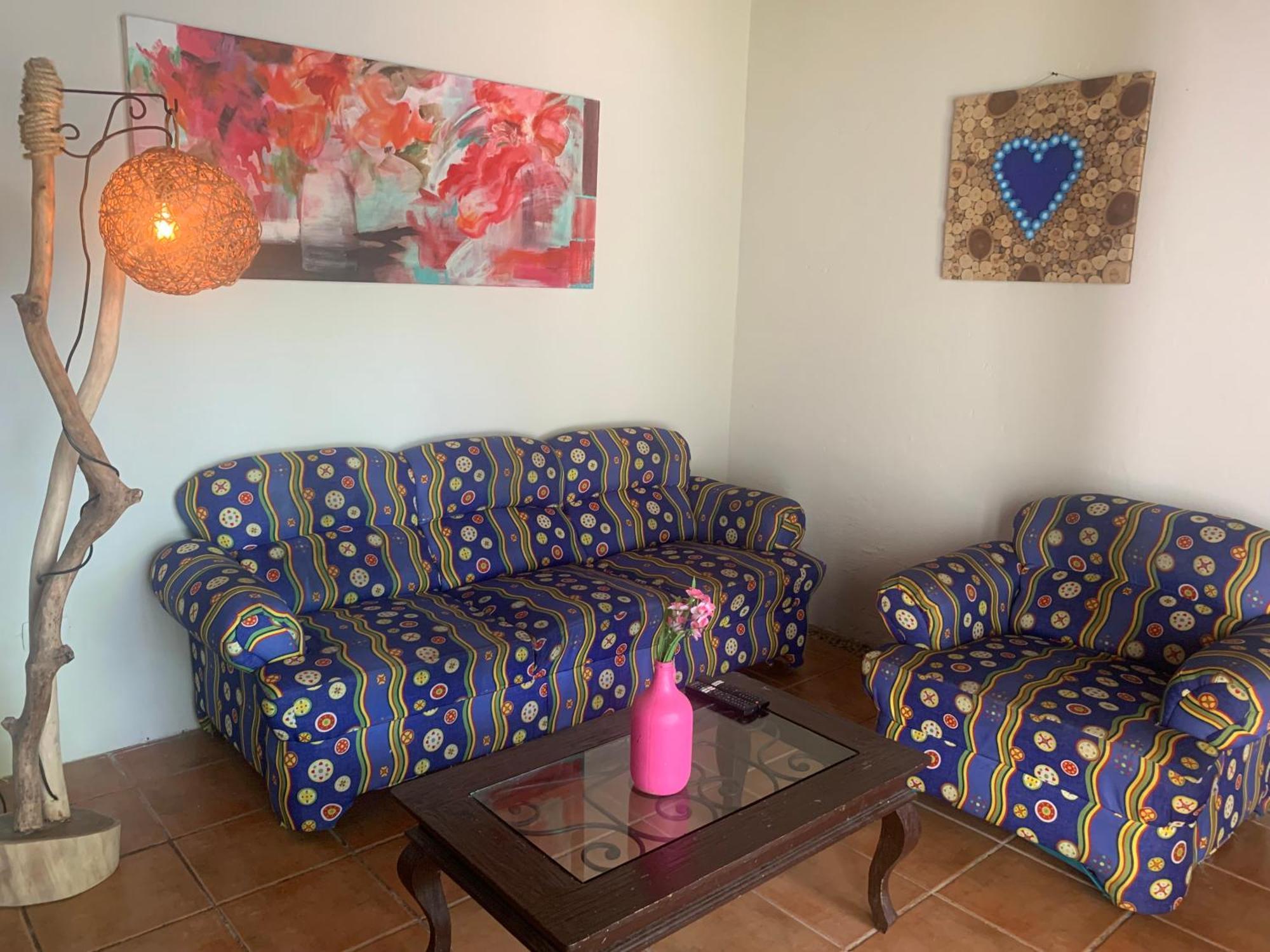 Casa Caribe Канкун Экстерьер фото A living room with a sofa and a chair